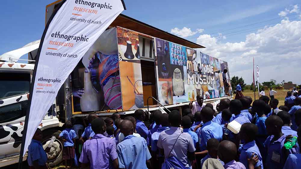 A school class is instructed before visiting the museum.