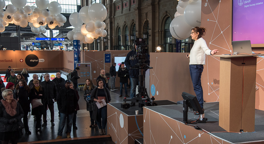 UZH religion scholar Dorothea Lüddeckens spoke about religion and spirituality on the internet. (Picture: Thomas Poppenwimmer)