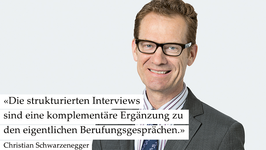 Porträtfoto Christian Schwarzenegger mit Zitat: «Die strukturierten Interviews sind eine komplementäre Ergänzung zu den eigentlichen Berufungsgesprächen»