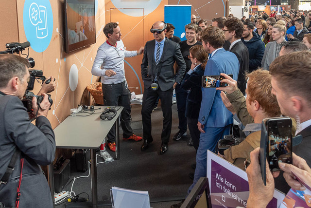 The Federal Councillor on his tour of Zurich Main Station.