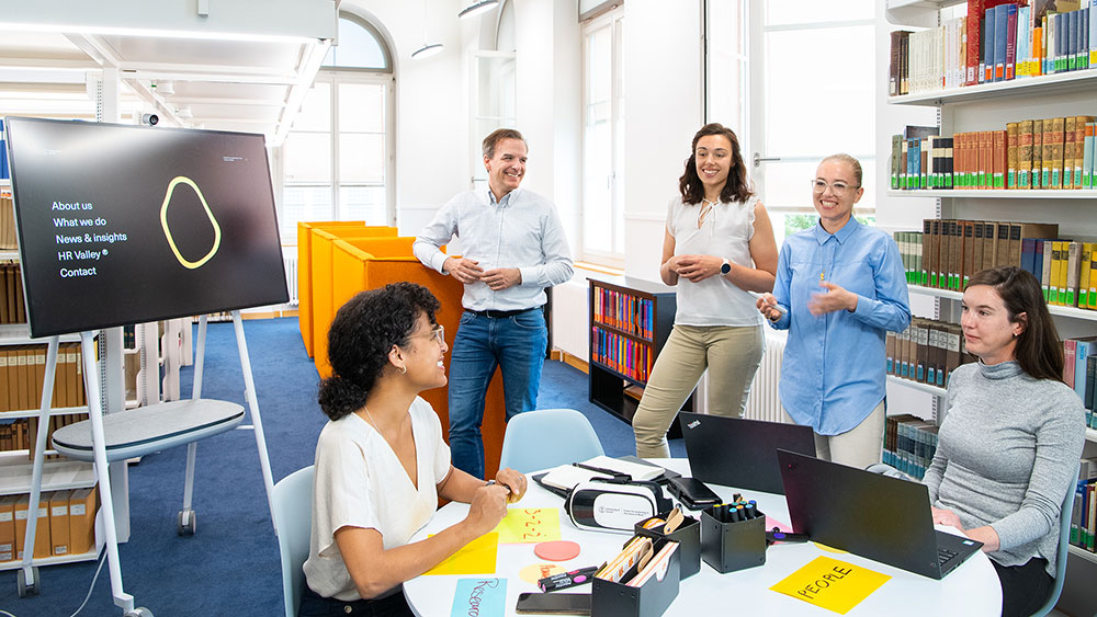 «Für das Funktionieren eines Teams ist die gleichzeitige Anwesenheit aller Teammitglieder, also die Kopräsenz, von zentraler Bedeutung», sagt Jochen Menges, Professor für HR-Management und Leadership. Das Bild zeigt ihn zusammen mit seinem Team bei einem Workshop im Digital Library Space der UZH. Von links: Lissette Cabrera, Vera Hampel, Florence Bernays, Lauren C. Howe.