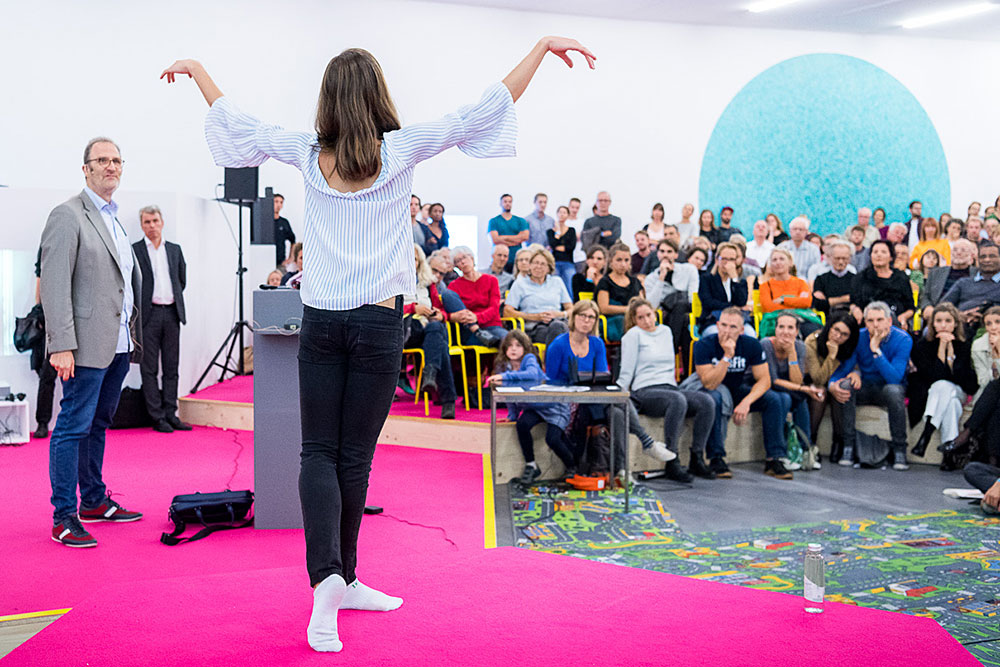 Neuronales Feuerwerk: Neuropsychologe Lutz Jäncke tritt an der Langen Nacht der Zürcher Museen gemeinsam mit der Ballerina Mariana Gasperin vom Zürcher Ballett auf und erklärt, wie das Hirn Töne verarbeitet und komplexe Bewegungen steuert.