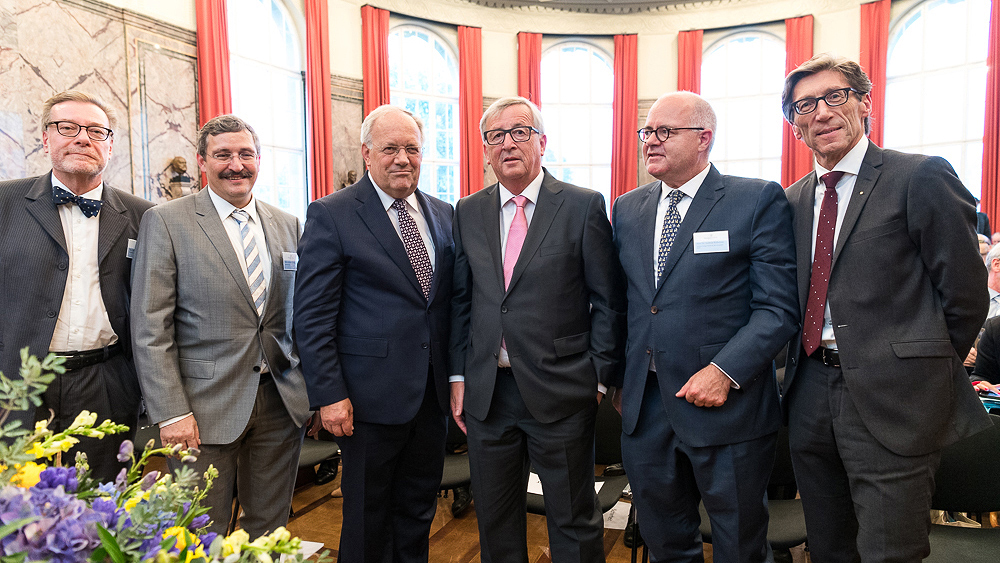 Gruppenbild in der Aula: Markus Notter, alt Regierungsrat und Präsident des Europa Instituts, UZH-Rektor Michael Hengartner, Bundespräsident Johann Schneider-Ammann, EU-Kommissionspräsident Jean-Claude Juncker, Andreas Kellerhals, Direktor des Europa Instituts, und Regierungsratspräsident Thomas Heiniger.