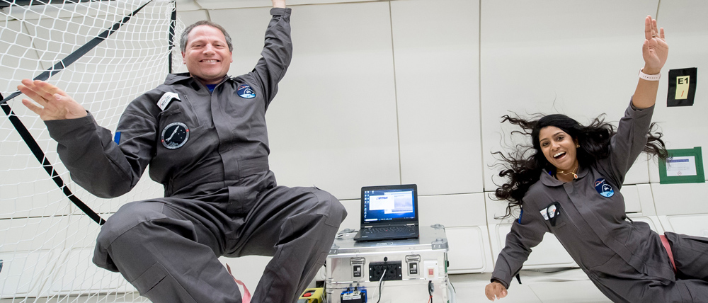 Yair Feuchtwanger, Spacepharma SA, und Srujana Neelam, Universität Zürich, an bord des Airbus. R.Sablotny;UZH)