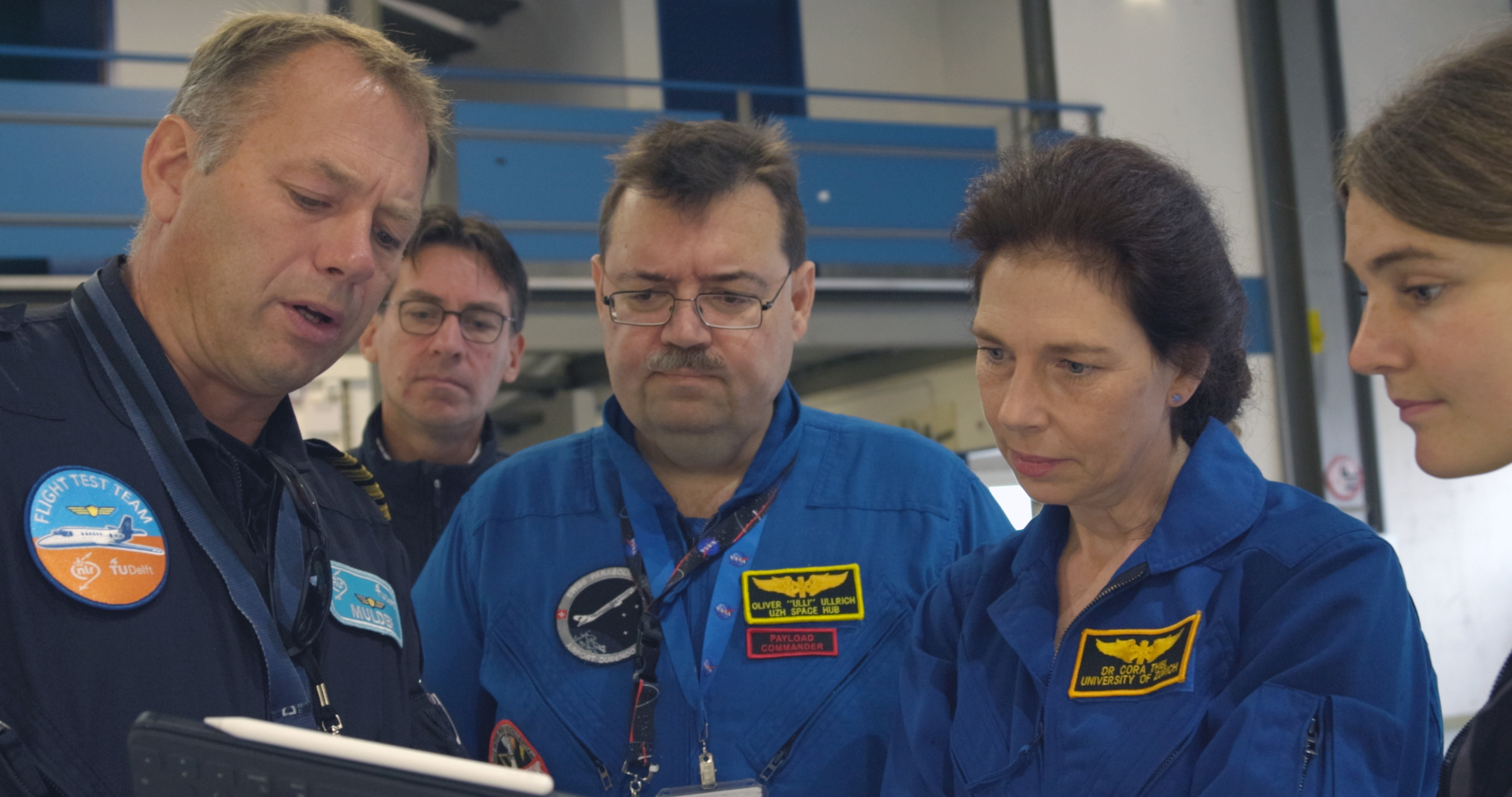 Oliver Ullrich, Direktor des UZH Space Hub (Mitte), und Cora Thiel besprechen mit den Piloten der TU Delft die Flugprofile der 6. Schweizer Parabelflugkampagne (2022) .