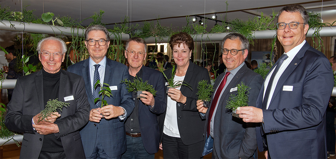 Regierungsrätin Silvia Steiner mit den Rektoren der vier kantonalen Hochschulen – v.r.n.l. Michael Schaepman (UZH), Jean-Marc Piveteau (ZHAW), Thomas D. Meier (ZHDK), Heinz Rhyn (PHZH) – und Martin Seiz, Präsident der Hamasil Stiftung.(Bild: TAMY AG)