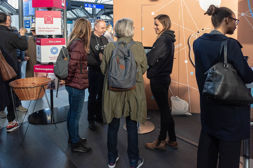 Mathias Allemand und Mirjam Stieger zeigen Interessierten wie PEACH, eine Persönlichkeitsintervention per Smartphone-App, funktioniert.