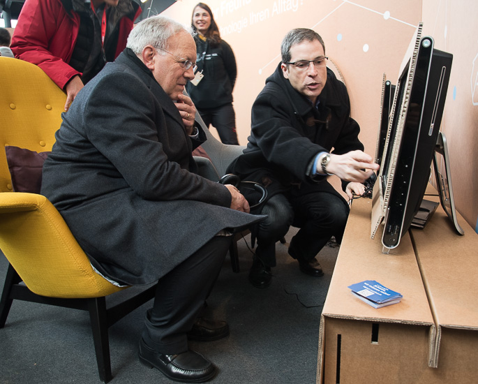 Abraham Bernstein, Director of the UZH Digital Society Initiative, talking with Federal Councillor Johann Schneider-Ammann. (Picture: Thomas Poppenwimmer)