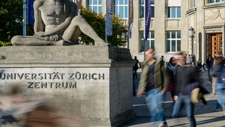 Studierende, die zur UZH laufen