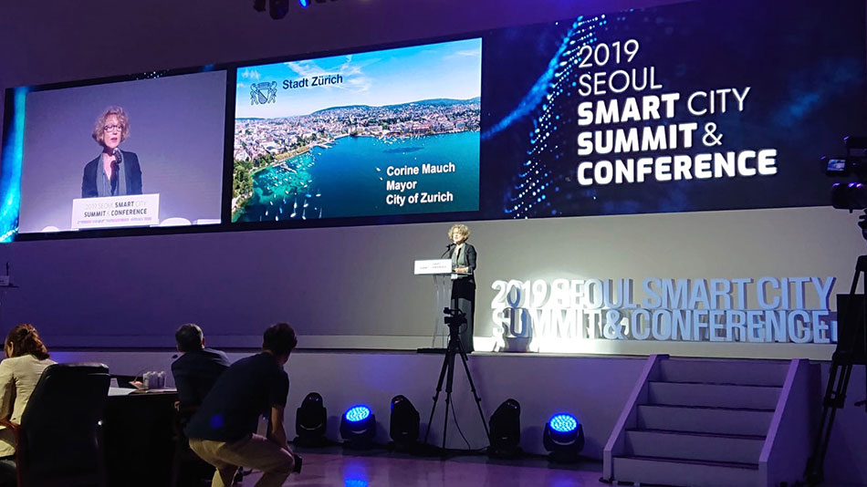 With the construction of a national 5G network, Korea is one of the first countries worldwide to lay the foundations for the Internet of Things, a concept that comprises self-driving vehicles, intelligent houses and cities, digital identities, and payment systems. Photo: City President Corine Mauch at the opening of the Seoul Smart City Summit. (Picture: Priska Feichter)