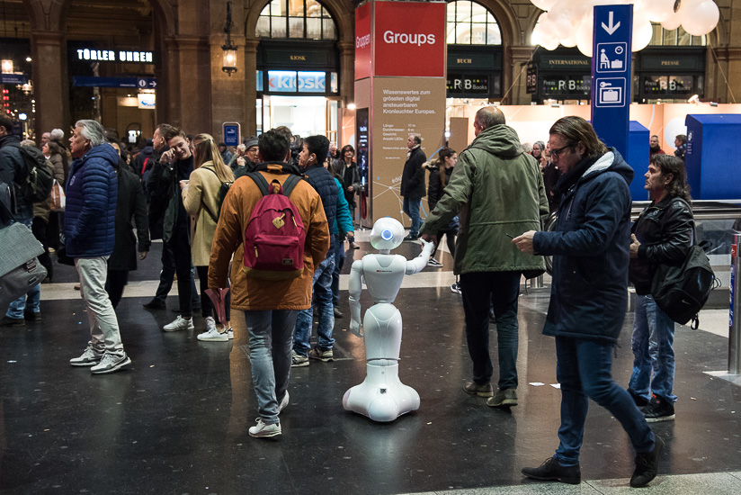 Roboter Pepper geht spazieren.