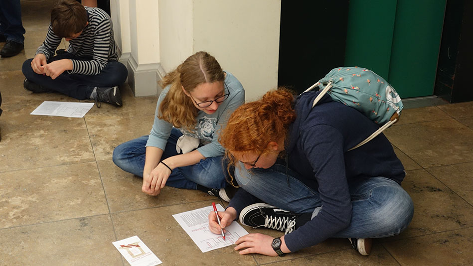 Visitors try to answer quiz questions... (Picture: Marita Fuchs)