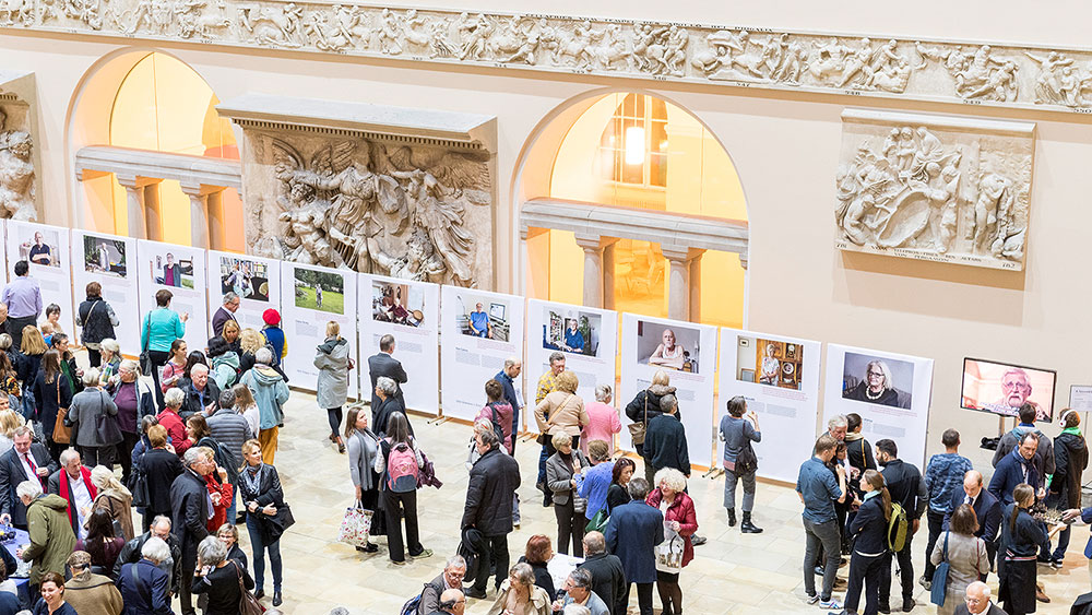 Eröffnung der Ausstellung «A Second Life: Stories of people who found a new home in Switzerland after 1968» im Lichthof der UZH.