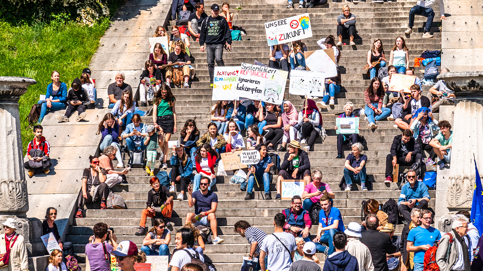 Demonstranten auf einer Treppe