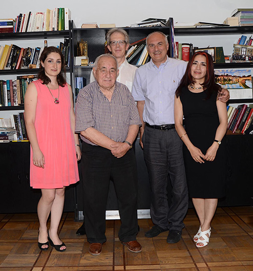 Das Team: Von links nach rechts: Ann Margvelashvili (PhD-Student an der UZH und am Georgian National Museum, GNM), Abesalom Vekua (emeritierter Paläontologe am GNM), Christoph Zollikofer (Professor für Anthropologie an der UZH), David Lordkipanidze (Direktor des GNM und Leiter des Dmanisi-Projekts), Marcia Ponce de León (Senior Lecturer am Anthropologischen Institut und Museum der UZH).