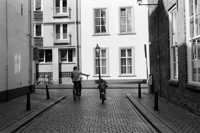 Im Rahmen des interdisziplinären UZH-Forschungsprojektes «Vertrauen verstehen» fand auch ein Fotowettbewerb statt. Jugendliche zwischen 15 und 25 Jahren waren aufgerufen, Fotografien einzusenden. Hier das Foto des Hauptpreisträgers Giacomo Pfeiffer mit dem Titel: «Vertrauen lernt man früh».