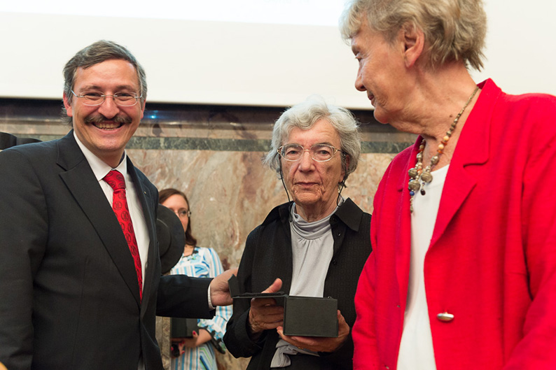 An der Jubiläumsveranstaltung wurden Pionierinnen und Engagierte der Gleichstellungarbeit von Rektor Michael Hengartner geehrt. So unter anderen Altrektorin Verena Meyer (Mitte) und Inge Strauch, die erste Prorektorin Forschung und Lehre und Wegbereiterin der Frauenstelle.