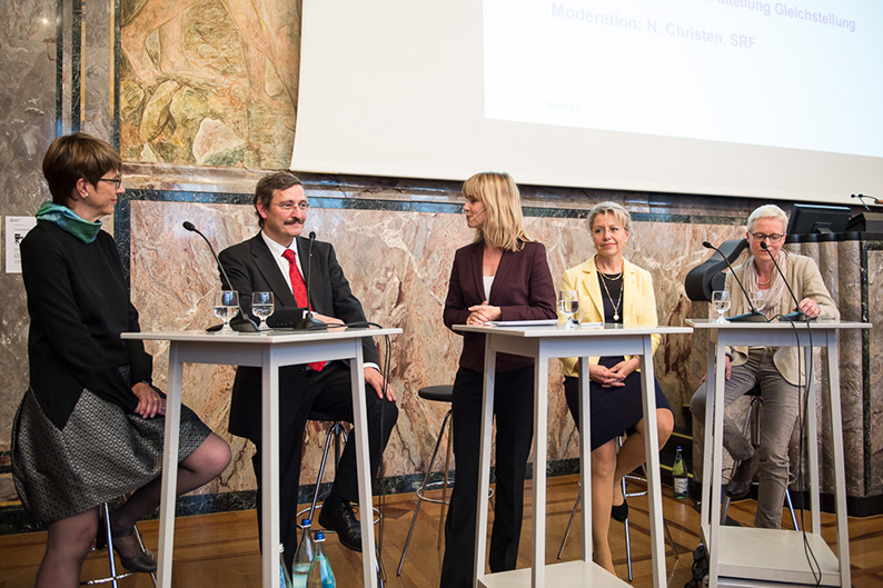 Gesprächsrunde in der Aula mit Elisabeth Maurer, Leiterin der Abteilung Gleichstellung der UZH, Rektor Michael Hengartner, Moderatorin Nathalie Christen (SRF), Gleichstellungskommissions-Präsidentin Brigitte Tag und Bettina Dennerlein, Professorin für Gender Studies und Islamwissenschaft (v.l.n.r.)