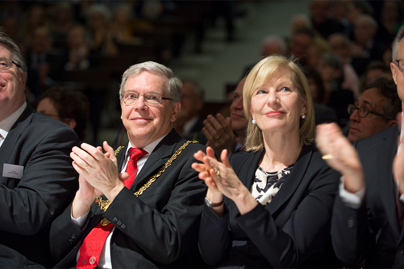 Festlich gestimmt: Rektor Andreas Fischer und Bildungsdirektorin Regine Aeppli am Dies academicus 2013.