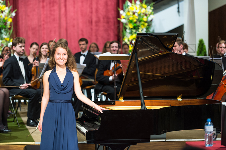 Musikalisches Glanzlicht: Die Pianistin Anna Markova spielte zusammen mit dem Akademischen Orchester unter der Leitung von Prof. Johannes Schlaefli den ersten Satz aus Robert Schumanns Klavierkonzert in a-Moll.