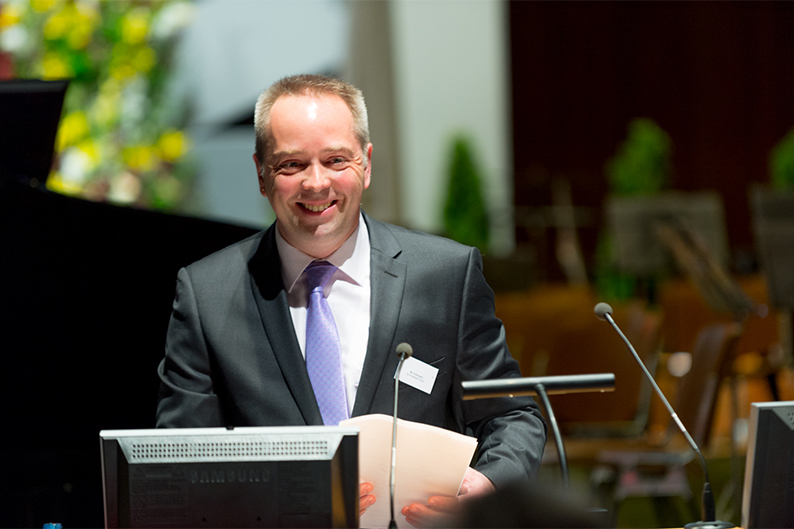 Die Universität einmal ganz anders denken: Wolfgang Fuhrmann, Kopräsident der Vereinigung akademischer Mittelbau an der Universität Zürich (VAUZ), würzte seine Rede mit Humor.