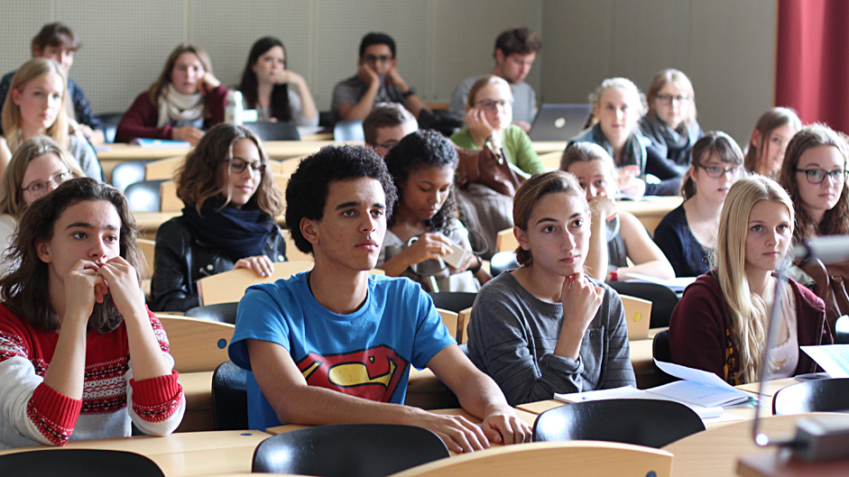 Fast wie im «richtigen» Studium: Schülerinnen und Schüler an einer der zahlreichen Vorlesungen.