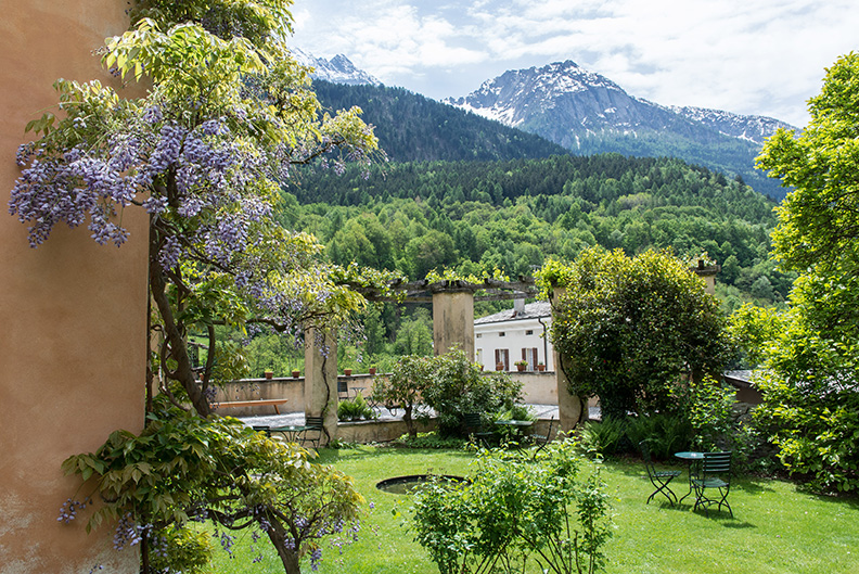 Die Gebäude sind eingebettet in eine wunderschöne Landschaft, im Garten lässt es sich verweilen.