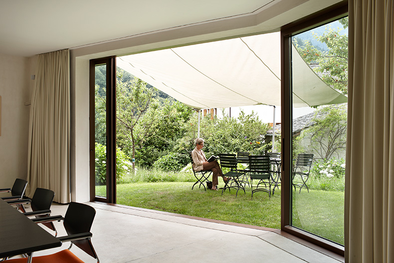 Das Sitzungszimmer lässt sich zum Garten hin öffnen.